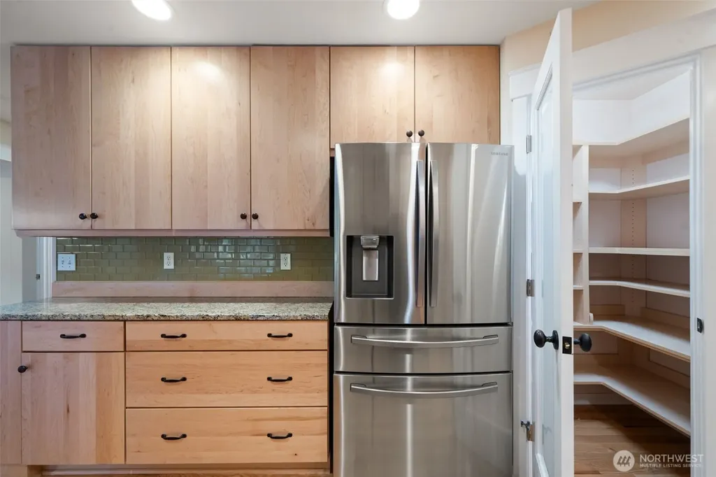 321 E Soderberg Road Allyn WA 98524