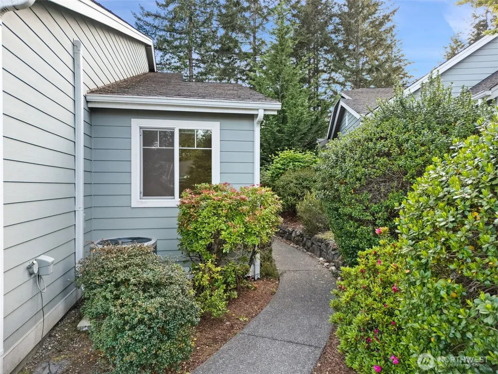 321 E Soderberg Road Allyn WA 98524