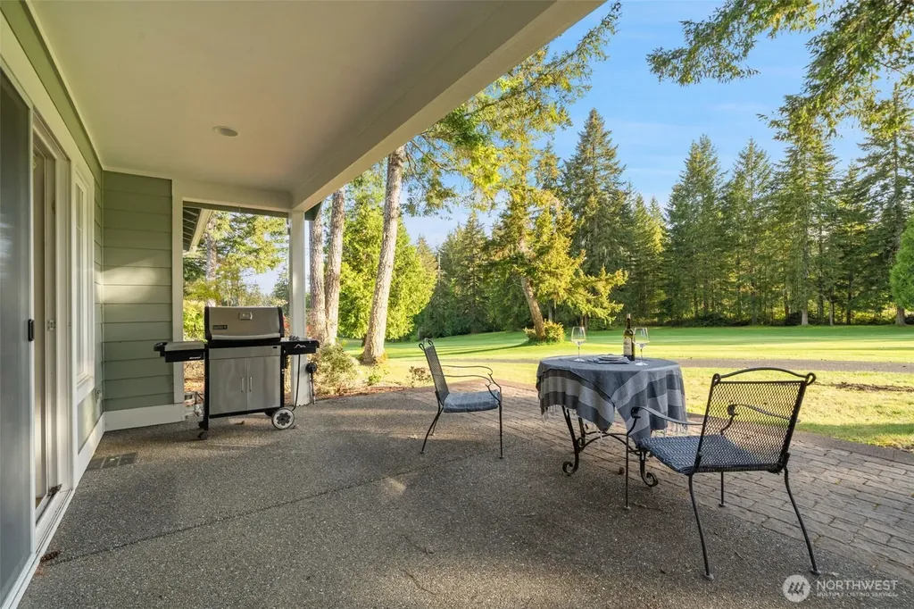 321 E Soderberg Road Allyn WA 98524
