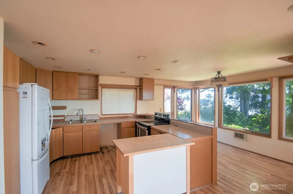 180 Sunrise Avenue SE Ocean Shores WA 98569