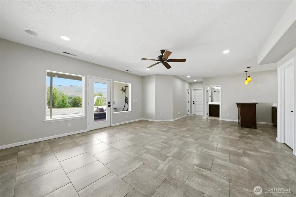 98303 Ridgeview Drive Kennewick WA 99338