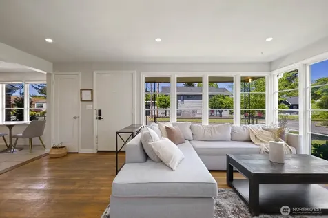 7904 39th Avenue SW Seattle WA 98136