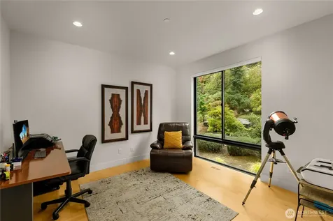 7002 93rd Avenue SE Mercer Island WA 98040