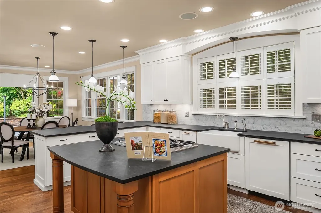 10910 NE 18th Place Bellevue WA 98004