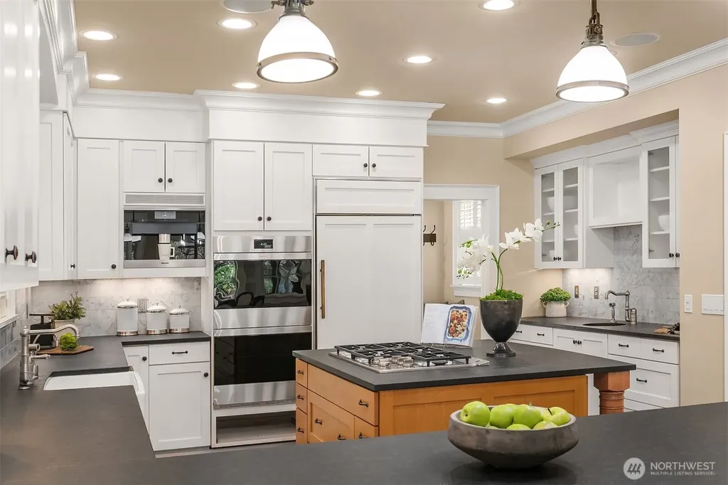 10910 NE 18th Place Bellevue WA 98004