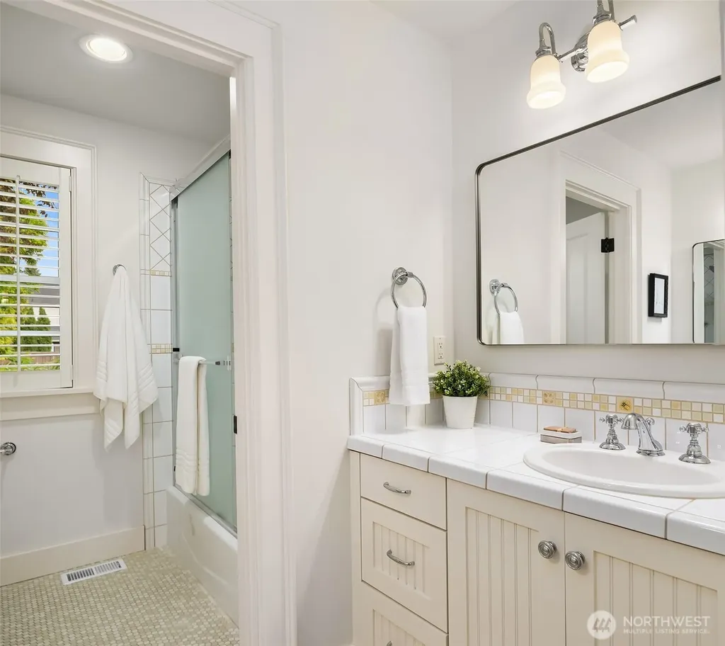 10910 NE 18th Place Bellevue WA 98004