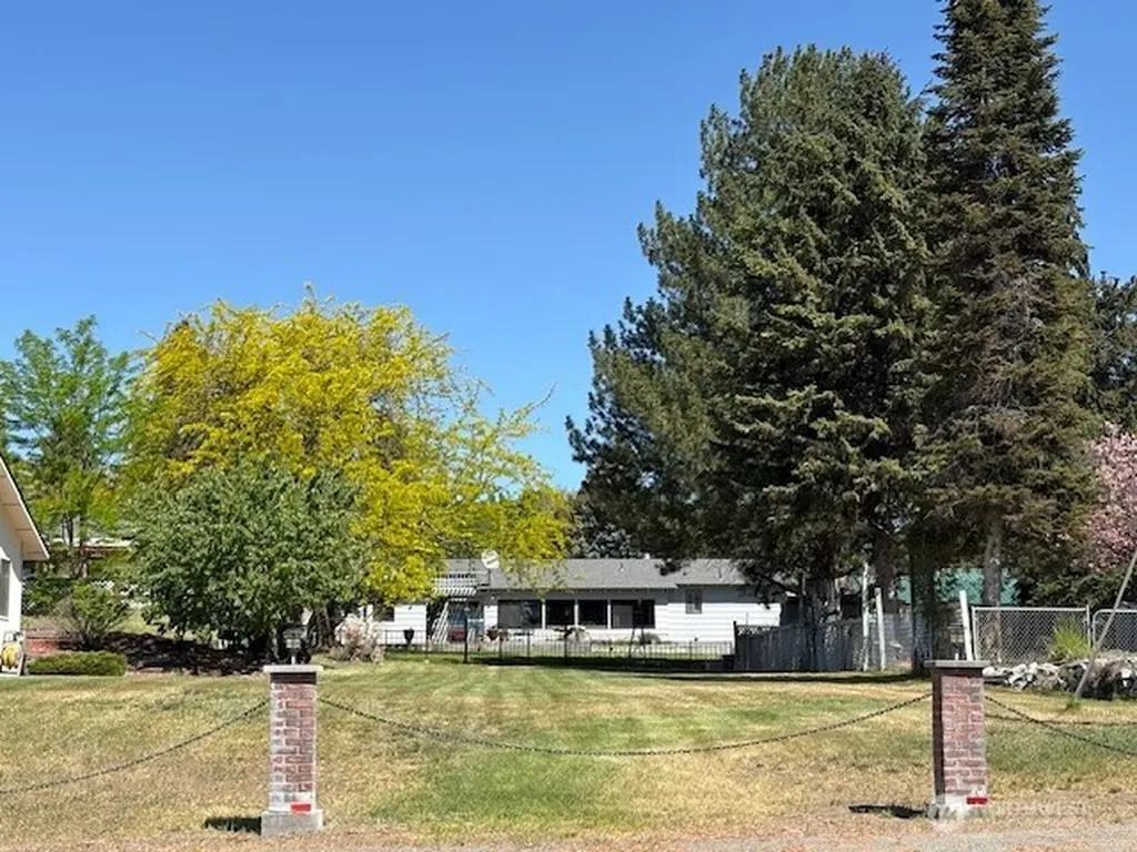 23 W Hale Avenue Omak WA 98841