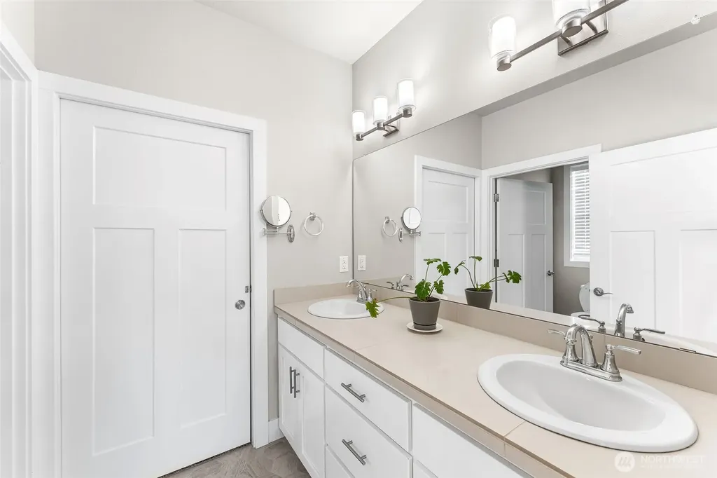 826 W Golden Eagle Avenue La Center WA 98629