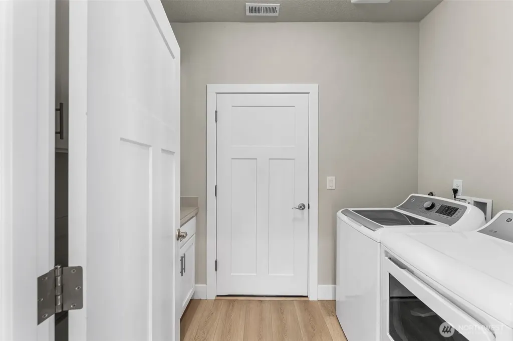 826 W Golden Eagle Avenue La Center WA 98629