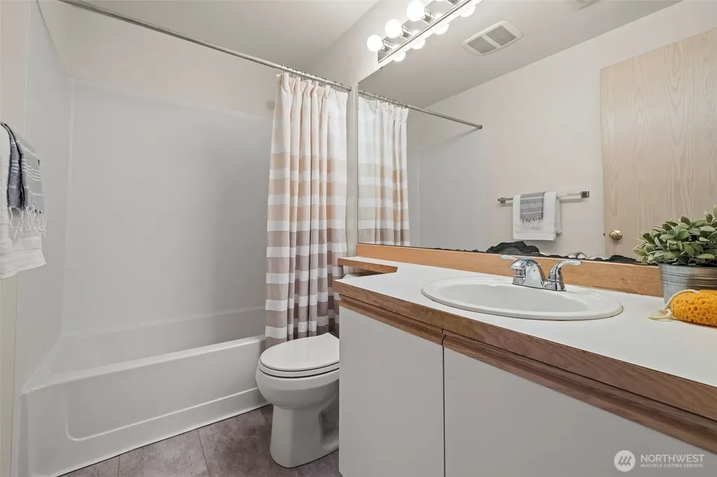 5410 S 236th Place Kent WA 98032