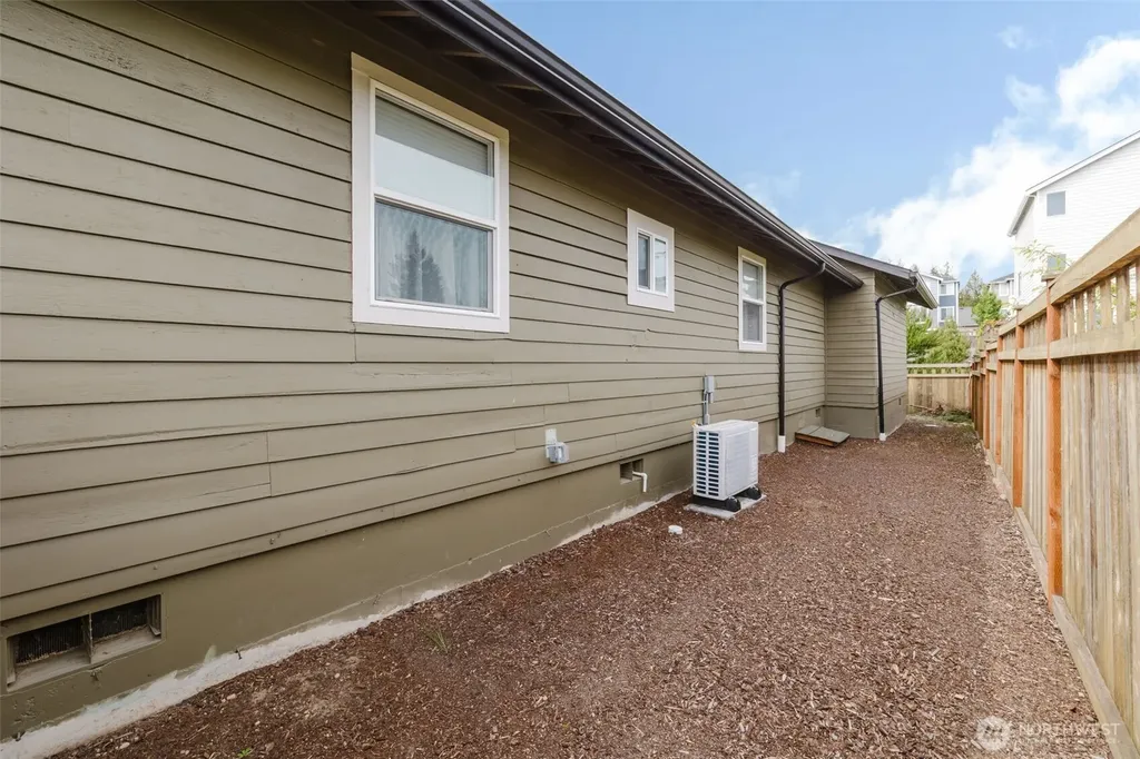 880 Hogan Lane Bremerton WA 98311
