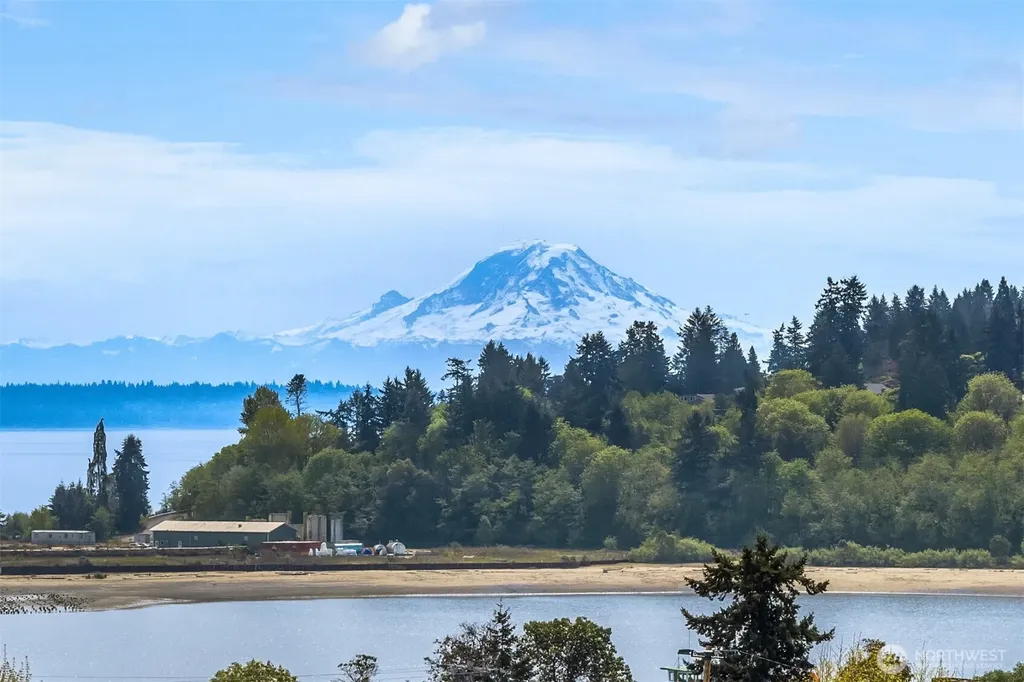 170 Harbor Sq Loop NE Bainbridge Island WA 98110