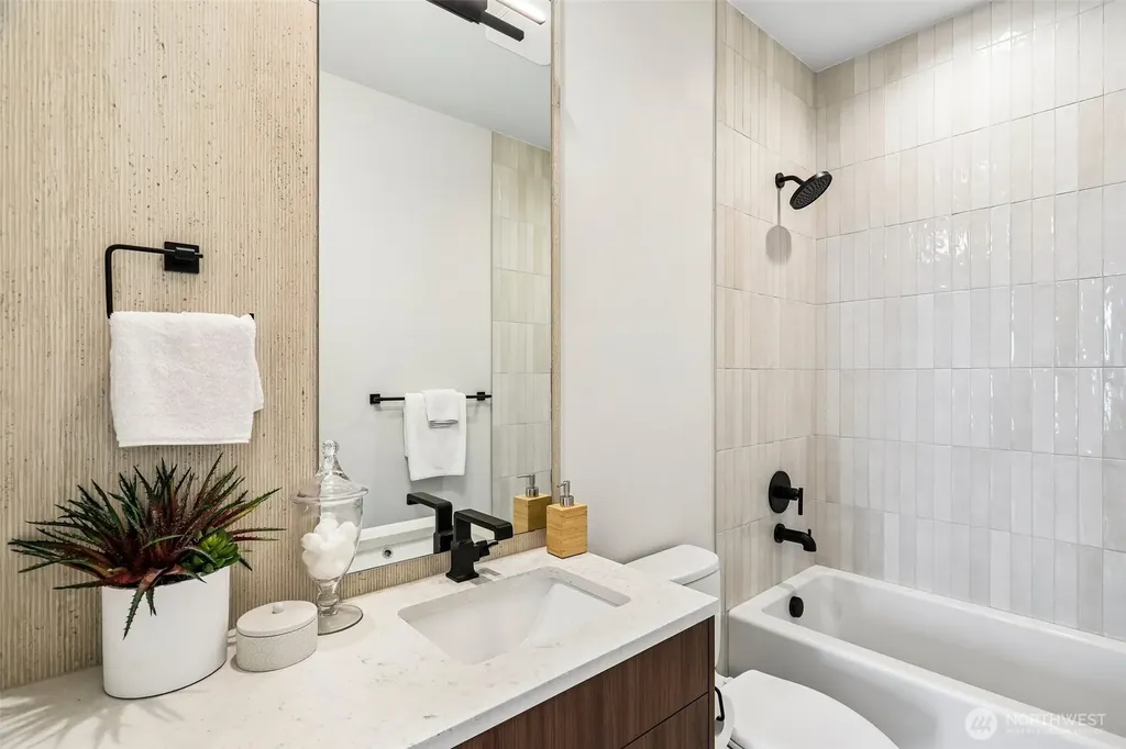 4425 Fremont Avenue N Seattle WA 98103