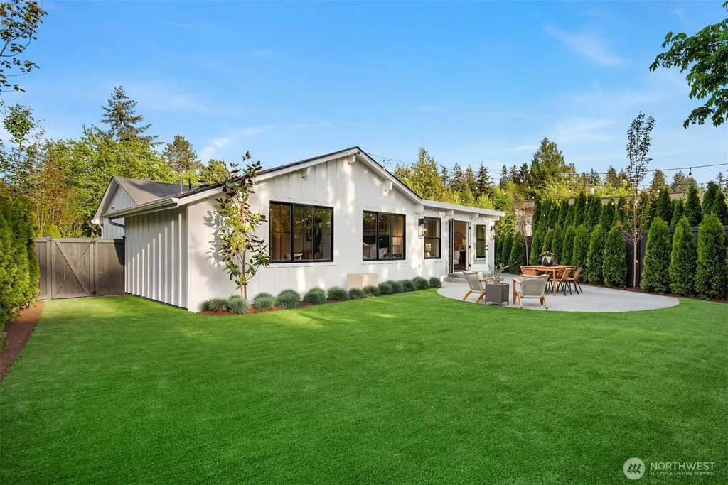 2829 92nd Avenue NE Clyde Hill WA 98004