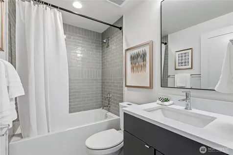 6832 47th Avenue NE Seattle WA 98115