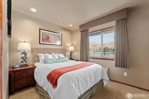 322 W Woodin Avenue Chelan WA 98816