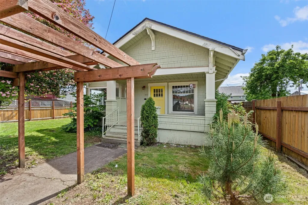 505 W Young Street Elma WA 98541
