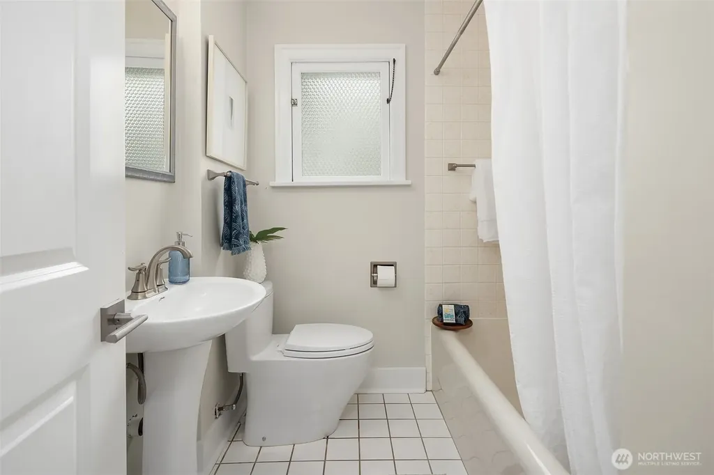 4721 45th Avenue NE Seattle WA 98105
