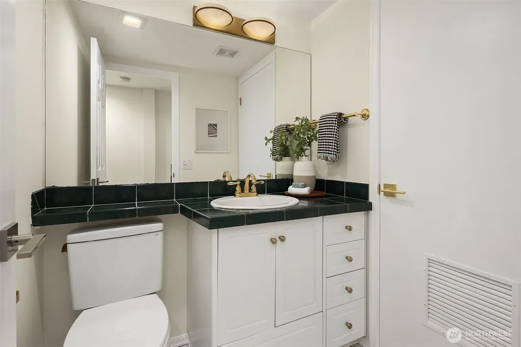 4721 45th Avenue NE Seattle WA 98105