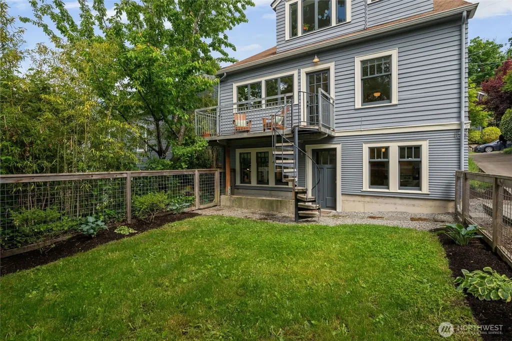 1717 32nd Avenue Seattle WA 98122