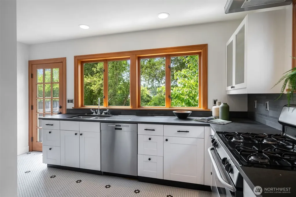 1717 32nd Avenue Seattle WA 98122