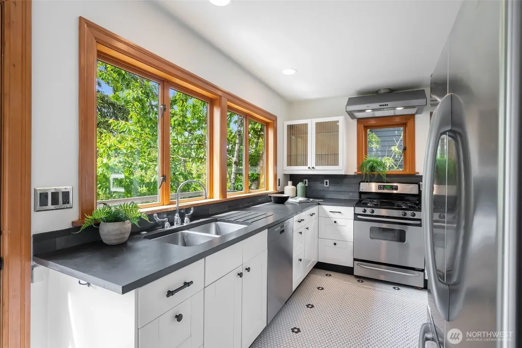 1717 32nd Avenue Seattle WA 98122