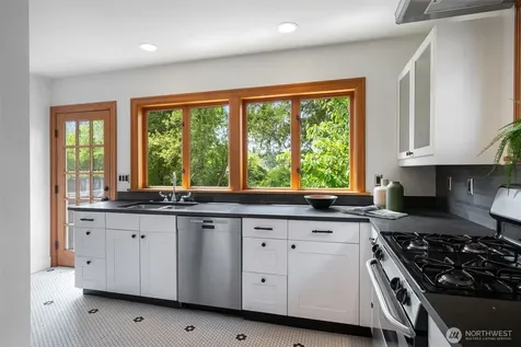 1717 32nd Avenue Seattle WA 98122