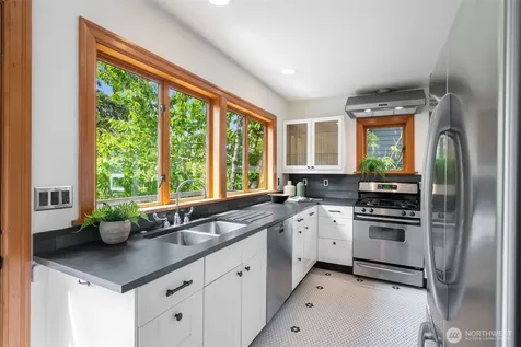 1717 32nd Avenue Seattle WA 98122
