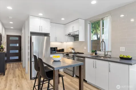 3953 1st Avenue NE Seattle WA 98105