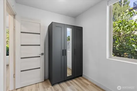 3953 1st Avenue NE Seattle WA 98105