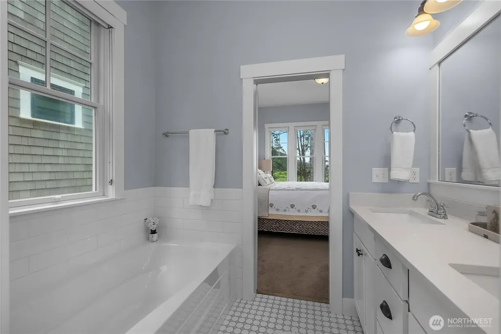 61 Seaside Lane Pacific Beach WA 98571