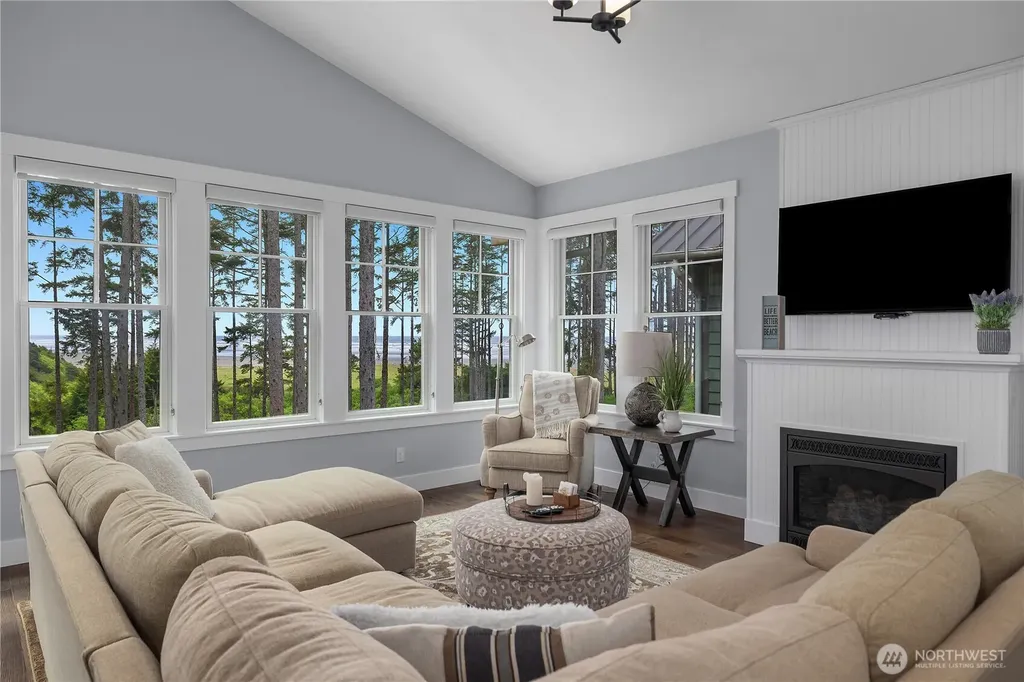 61 Seaside Lane Pacific Beach WA 98571