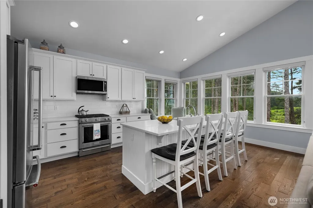 61 Seaside Lane Pacific Beach WA 98571