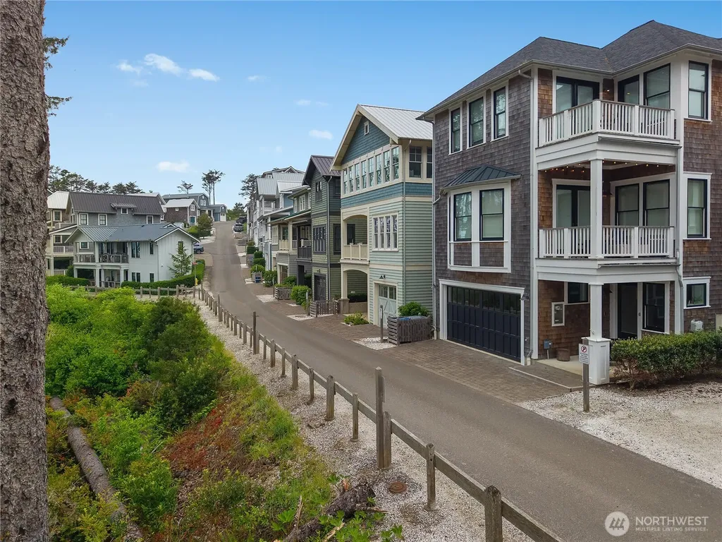 61 Seaside Lane Pacific Beach WA 98571