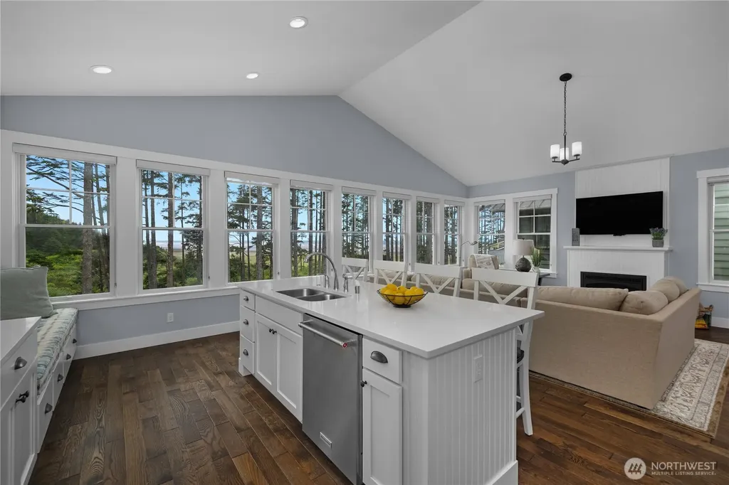 61 Seaside Lane Pacific Beach WA 98571