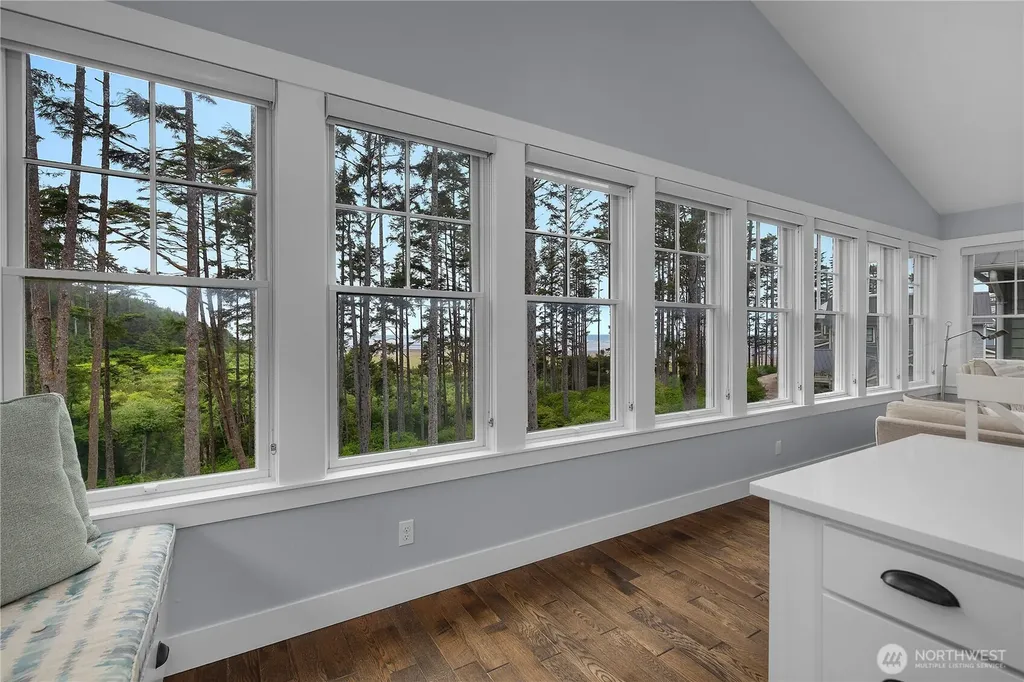 61 Seaside Lane Pacific Beach WA 98571