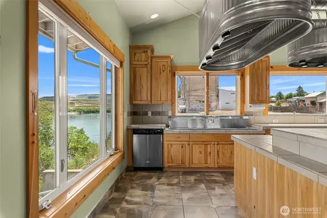 1307 Jefferson Avenue Bridgeport WA 98813