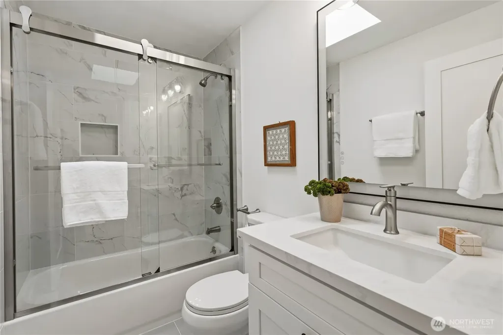 325 105th Ave SE Bellevue WA 98004