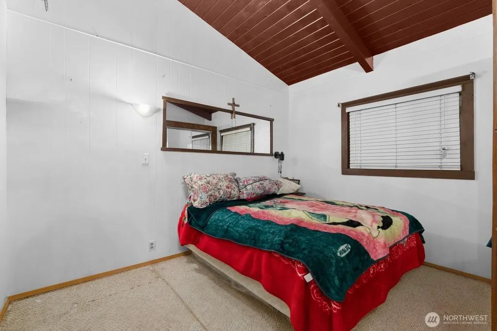 31 N Colony Surf Drive Lilliwaup WA 98555