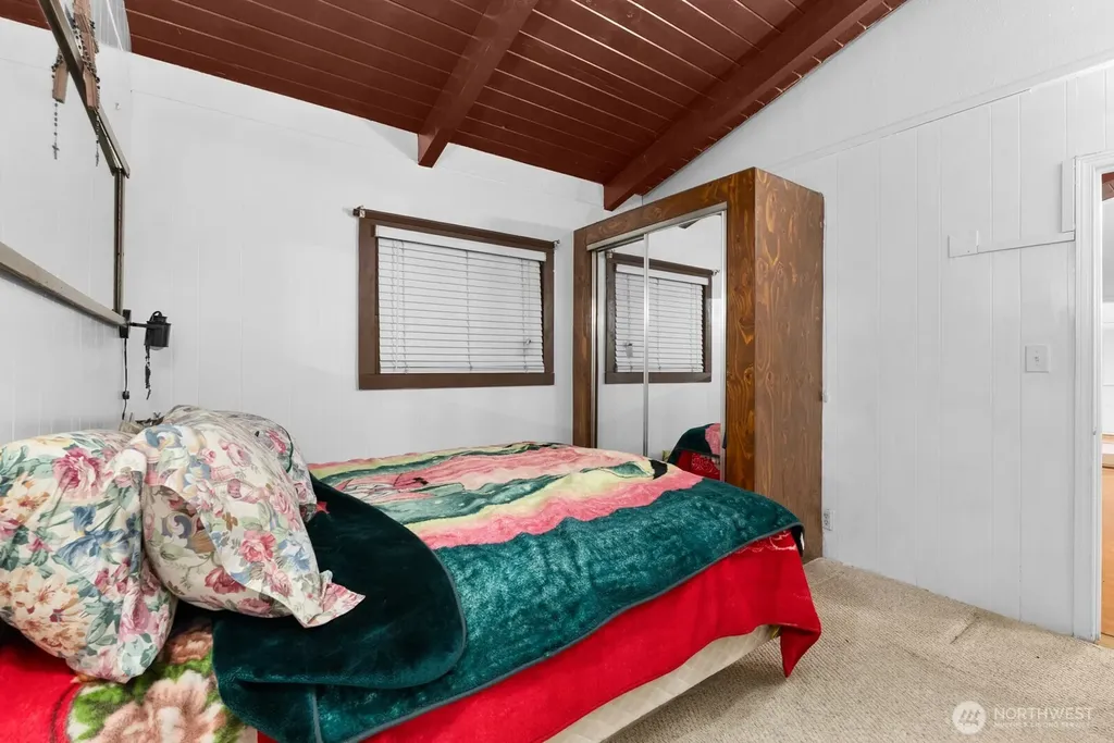 31 N Colony Surf Drive Lilliwaup WA 98555