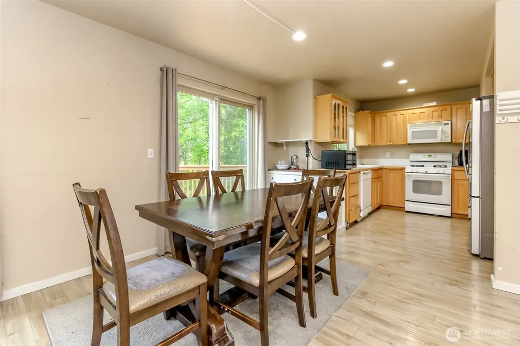9506 10th Avenue E Tacoma WA 98445
