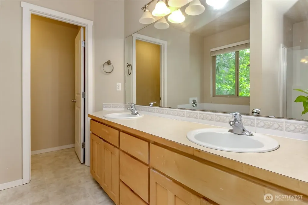 9506 10th Avenue E Tacoma WA 98445