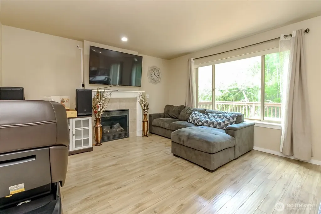 9506 10th Avenue E Tacoma WA 98445