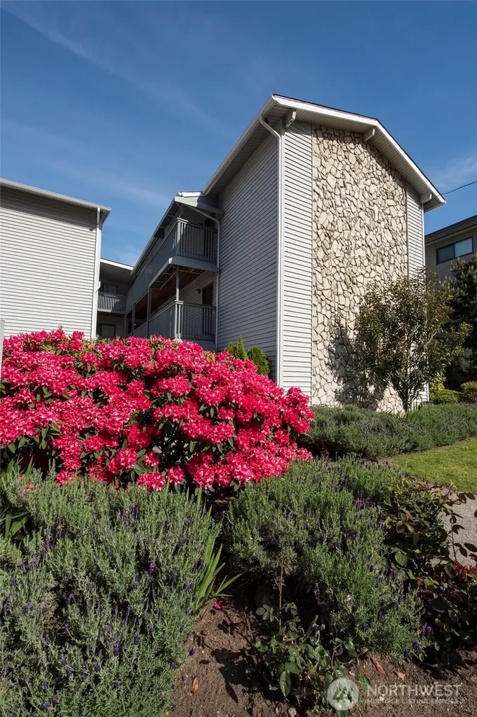 2562 Thorndyke Avenue W Seattle WA 98199
