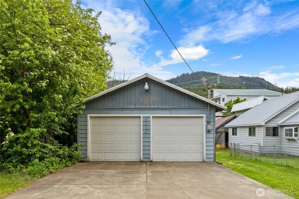 410 1st Street Easton WA 98925