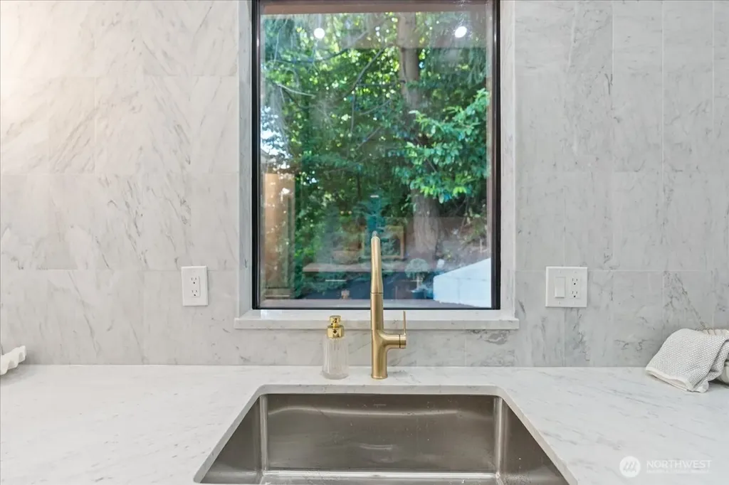 4011 SW Maryland Place Seattle WA 98116