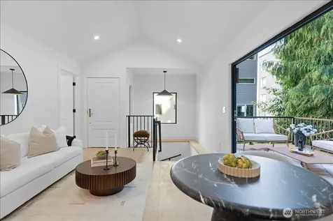 4011 SW Maryland Place Seattle WA 98116