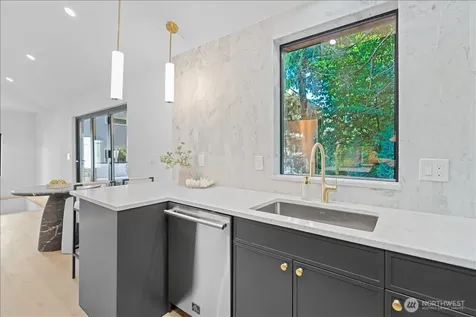 4011 SW Maryland Place Seattle WA 98116