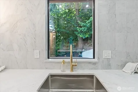 4011 SW Maryland Place Seattle WA 98116