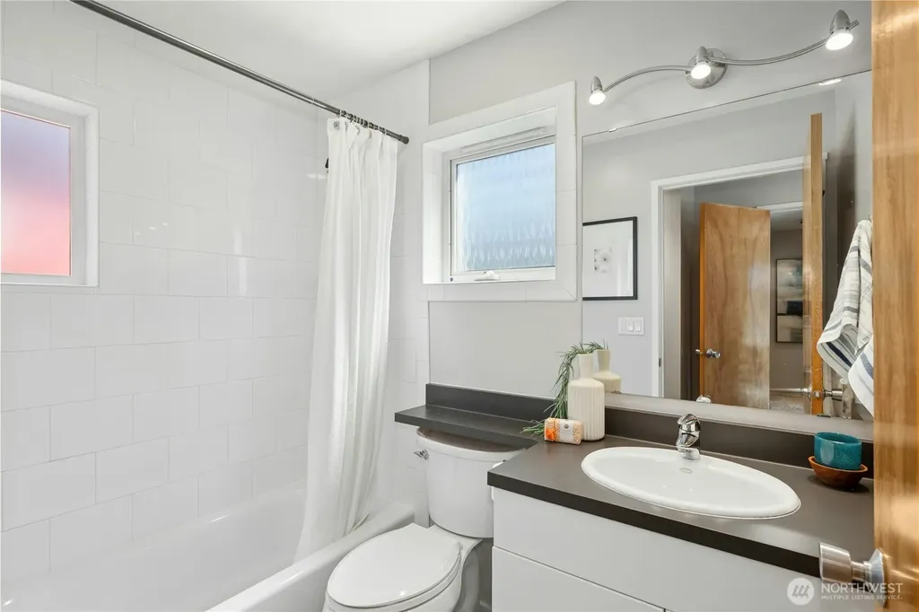 241 11th Avenue E Seattle WA 98102